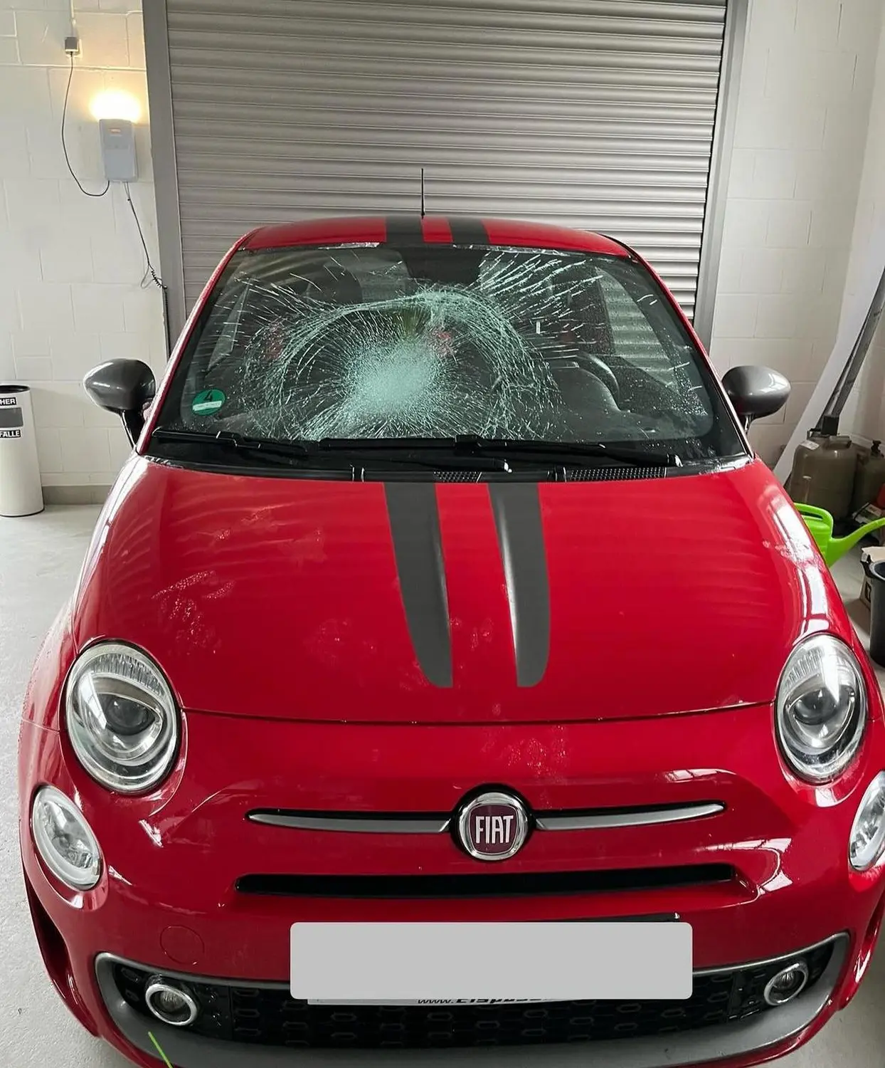 Auto mit kaputter Frontscheibe von Grassinger Glasliner GmbH 